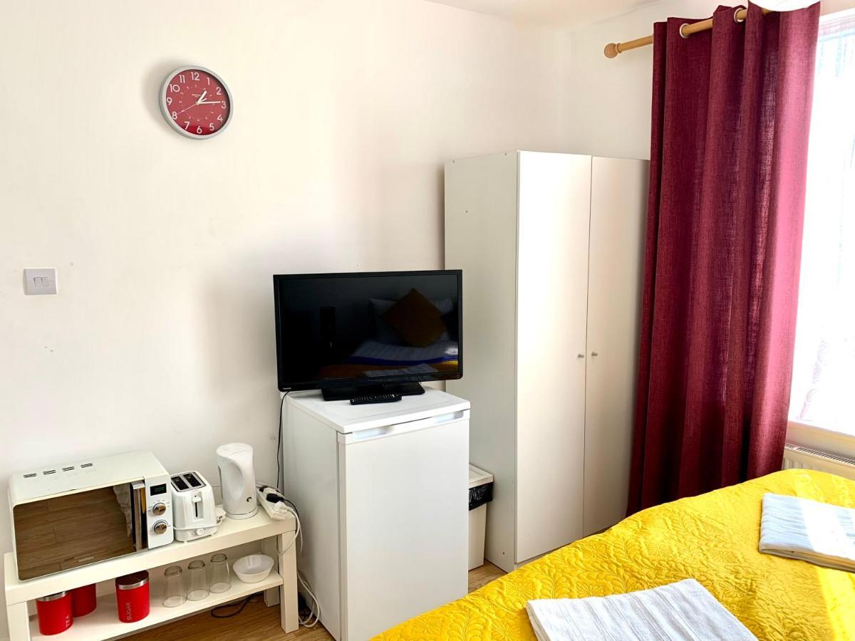 Studio Apartment, Private Bathroom And Parking イルフォード エクステリア 写真