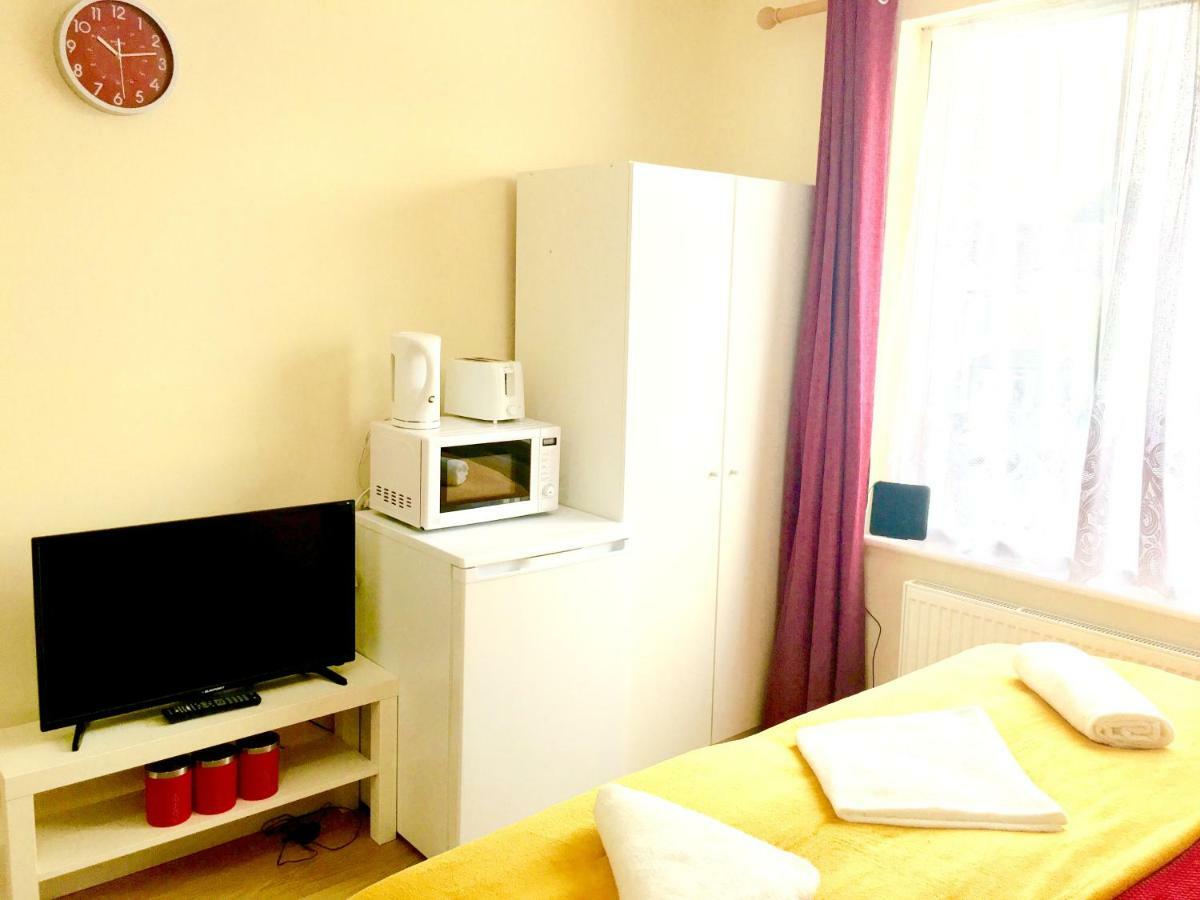Studio Apartment, Private Bathroom And Parking イルフォード エクステリア 写真