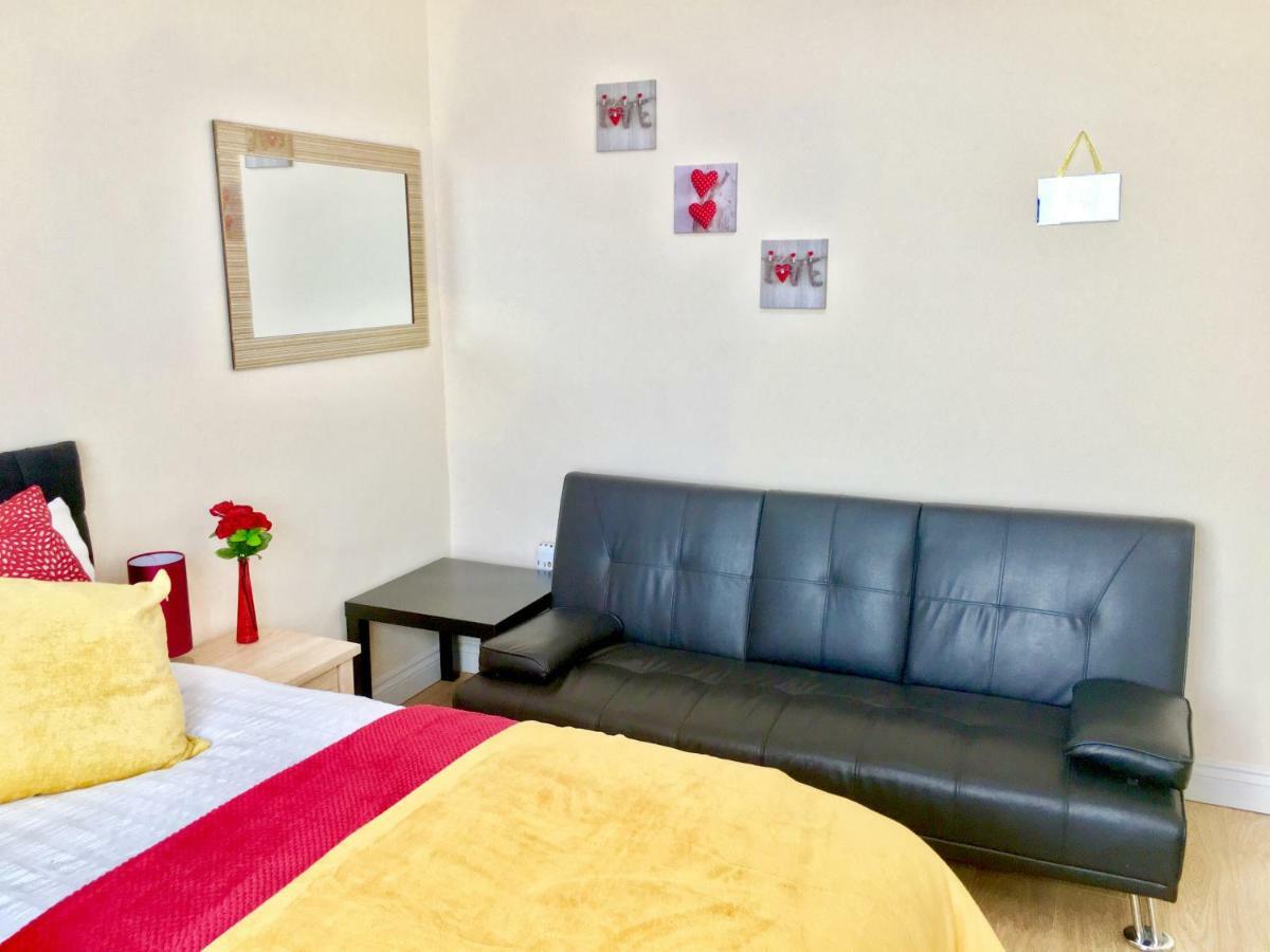 Studio Apartment, Private Bathroom And Parking イルフォード エクステリア 写真